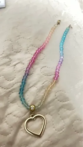 Colar com pingente de coração e contas coloridas