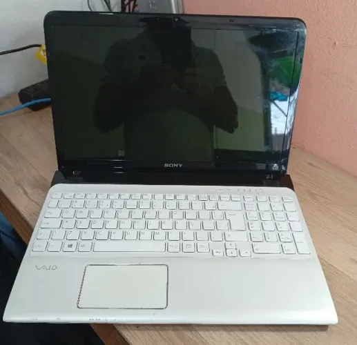 Notebook Sony Vaio Tela e Teclado c/ defeito. Mas funciona com Monitor VGA e Teclado USB