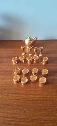 Conjunto bules taças e copos dourado em bronze de Miniaturas