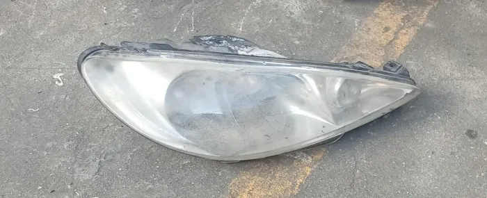 FAROL PEUGEOT 206 98/08 LADO DIREITO DETALHE NA GARRA