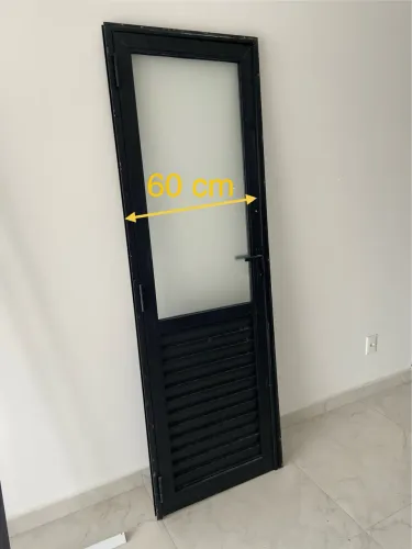 Porta alumínio preto, com vidro