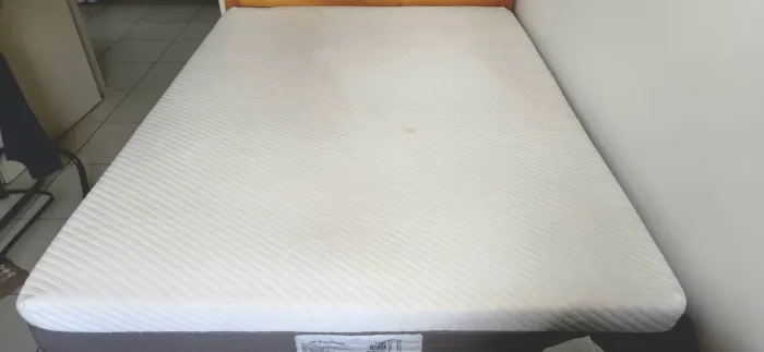 Colchão casal de mola ensacadas seminovo com capa 