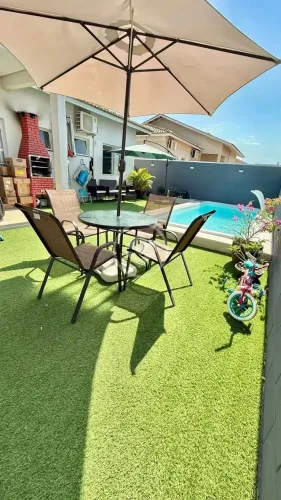 Vende-se Casa belíssima - R$830.000,00 - 03 quartos, piscina e energia solar - Condomínio