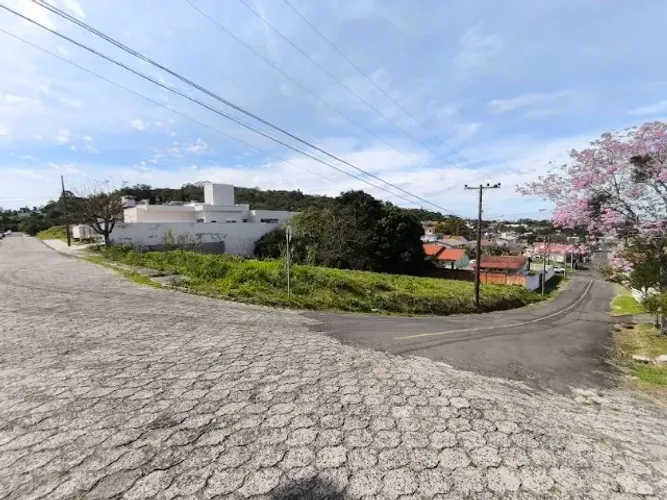 Terreno AMPLO a APENAS 700m do Colégio Marista em Criciúma lugar ALTO com linda vista