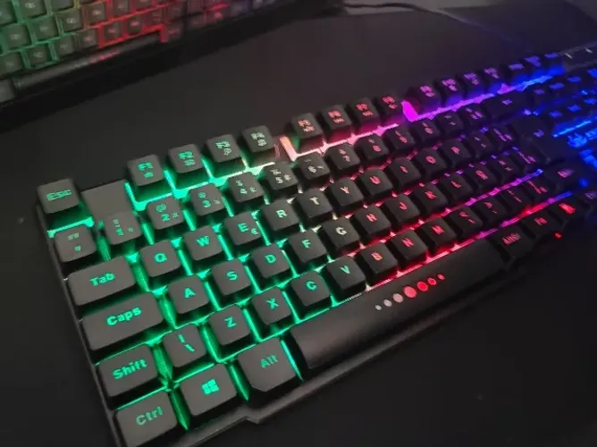 Teclado gamer semi mecânico LED - Novo