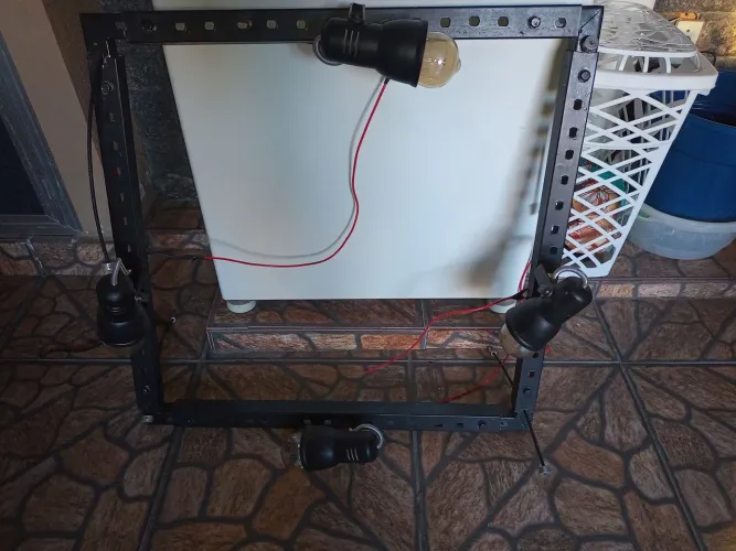 Estrutura de iluminação caseira com 4 spots