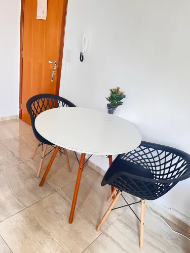 Venda mesa com duas cadeiras  e poltronas 