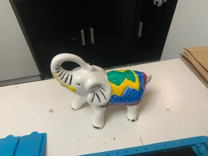 elefante de louça antigo pequeno