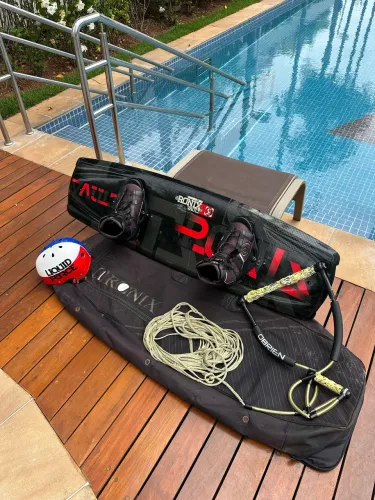 Wakeboard Prancha Botas Manete Corda Capa Capacete Kit impecável Campinas-sp