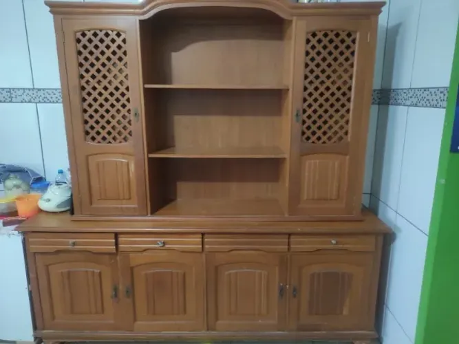 Vendo belíssima cristaleira/buffet de estilo clássico, peça vintage com cerca de 40 anos d