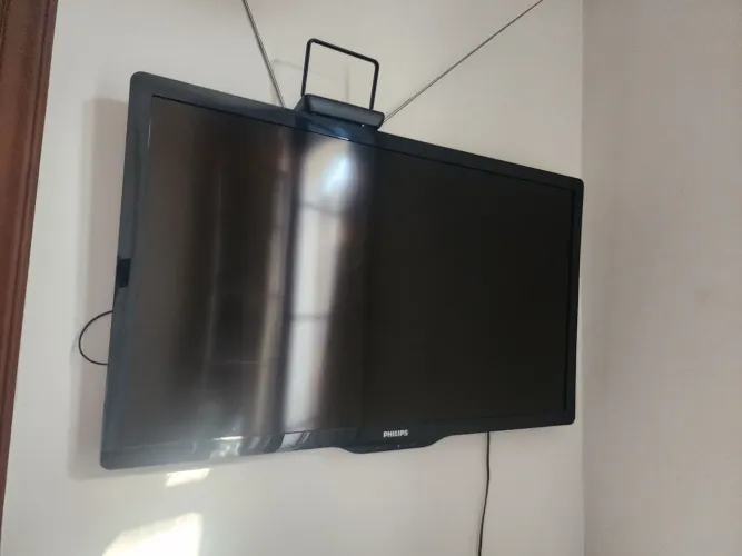 TV Philips LED 40" Full HD - Excelente Estado + Suporte de Parede