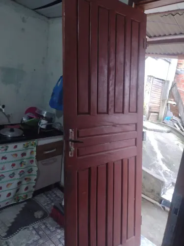 Porta com fechadura e dobradiças