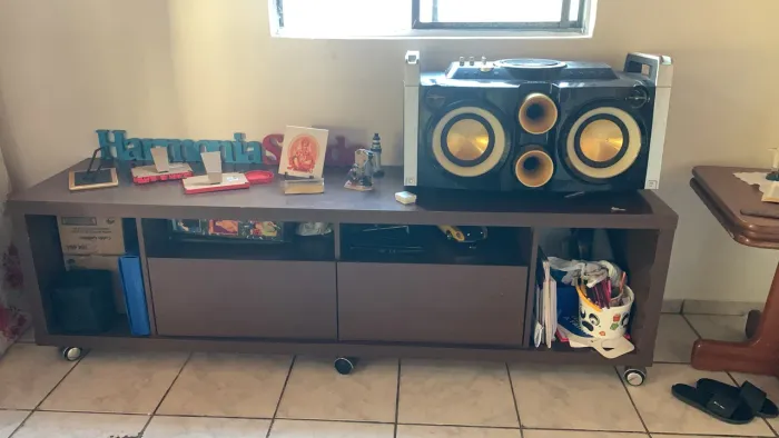 Rack para TV 50" - Marrom - NOVO - Com Rodinhas e 2 Gavetas