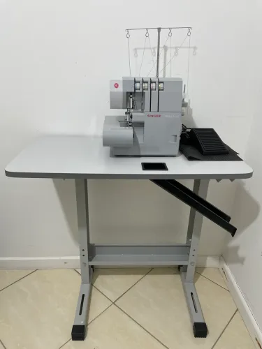 Máquina Overlock Singer Heavy Duty 14HD854 + Mesa