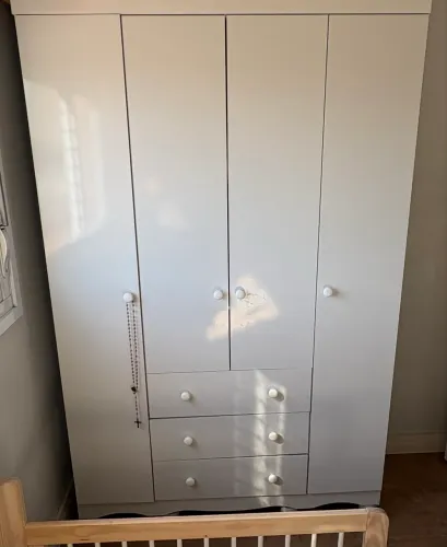 Guarda roupa infantil 4 portas em perfeito estado