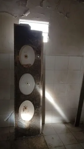 Bancadas de mármore com 3 e 2 cubas