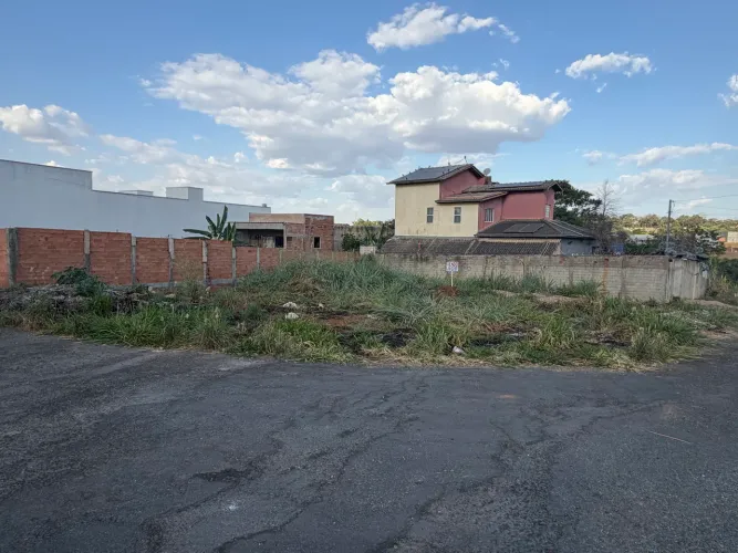 Lote de esquina no residencial Kátia 402 m2
