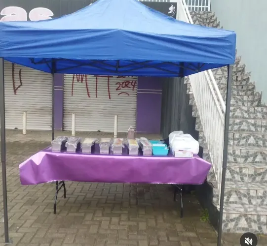 Tenda e mesa desmontavel.