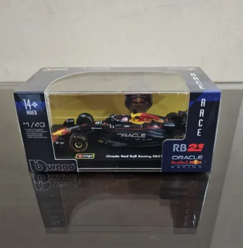 Miniatura Fórmula 1 Max Verstappen 1/43 - Oracle Red Bull com capacete - Burago