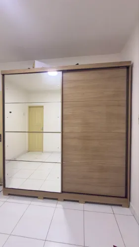 Guarda roupas em perfeito estado grande