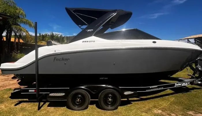 Lancha Focker 255 GTO ano 2023 131 horas com Mercruiser 250HP Bravo 3 DTS Só água doce!!
