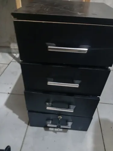 Armário pequeno quatro gavetas