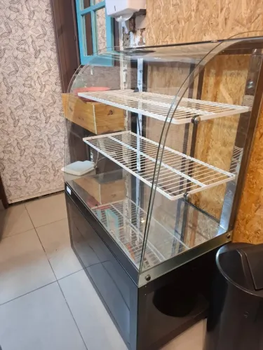 Balcão Vitrine Neuta Expositora Omega Curvo