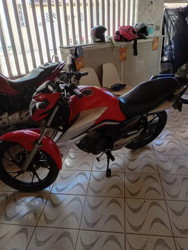 Moto em perfeito estado, sem nada pra fazer.