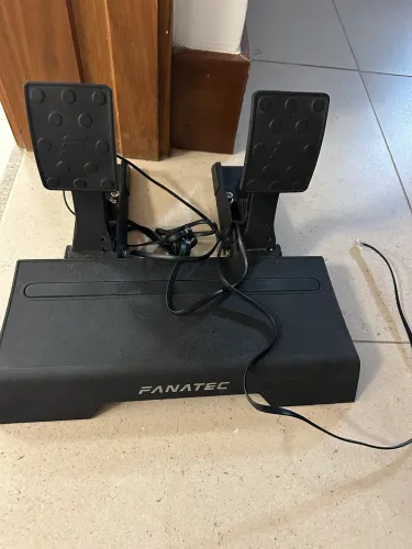 Cockpit de simulador com pedal Fanatec