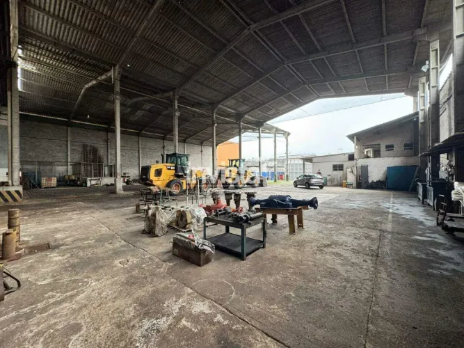 Galpão Comercial de 2.500 m² para Locação no Macuco Santos