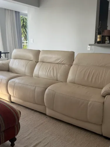 Sofá Natuzzi em couro claro 