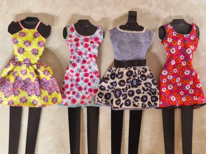 Lote com 04 vestidos para Barbie ou boneca silimar