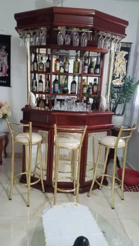 Vendo bar de sala em mogno com 3banquetas dourada em perfeito estado 