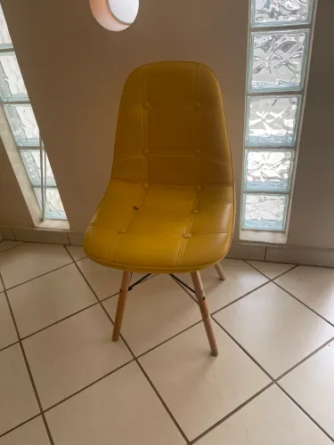 cadeira Eiffel amarela