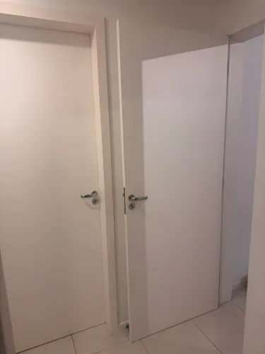 Kit com 6 Portas Internas Brancas com Maçanetas - 80x210 e 70x210