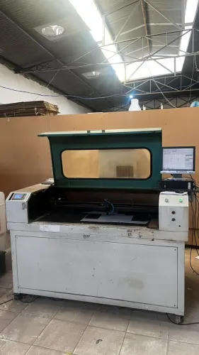 MÁQUINA LASER CO2 DE CORTE E GRAVAÇÃO MDF/Acrílico c/ Ruida + Chiller 220V Recondicionada