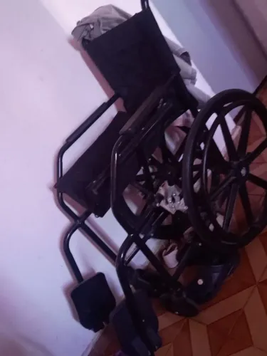 Cadeira de rodas pouquíssimo usada