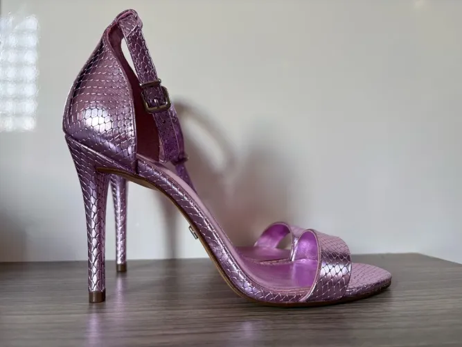 sandália arezzo metal snake na cor rosa, tamanho 35. possui salto de 11cm. usada apenas 1x