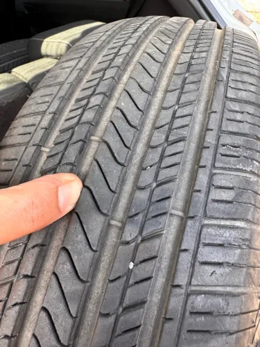 Vendo 2 pneus 175/65/14 em ótimo estado e idênticos