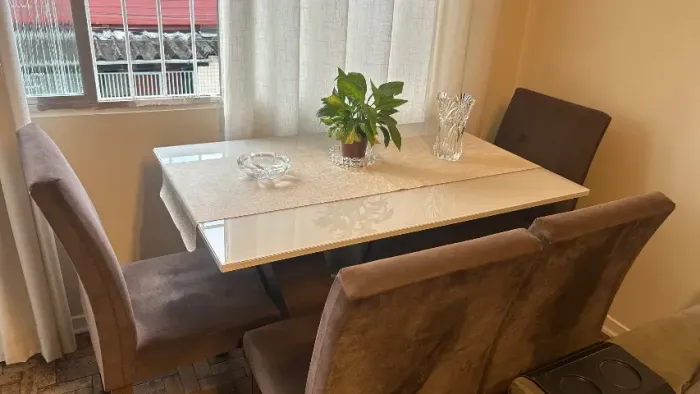 Mesa de jantar retangular com tampo de vidro + 4 cadeiras