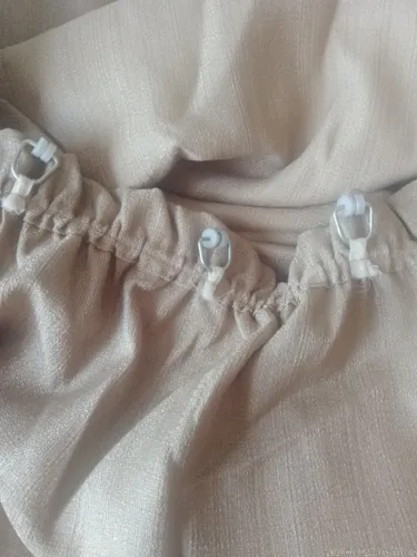 Cortina de tecido com fechos para trilho