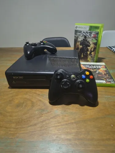 Xbox 360 Slim Destravado com 2 Controles Originais