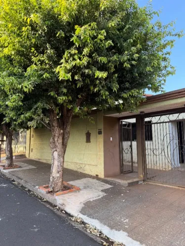 ? Casa Ampla no Centro de Santa Fé do Sul | Ideal para Moradia, Clínica ou Escritório
