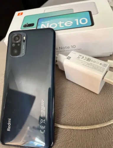 Redmi Note 10 4G - aparelho top e acompanha acessórios.
