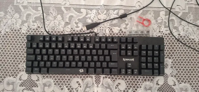 Teclado mecânico Redragon Valheim switch marrom