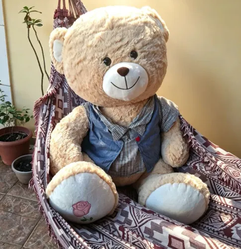 Urso Teddy gigante de roupinha e pé bordado.