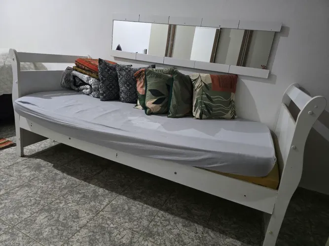 Vendo cama de solteiro com colchão de espuma e espelho decorativo