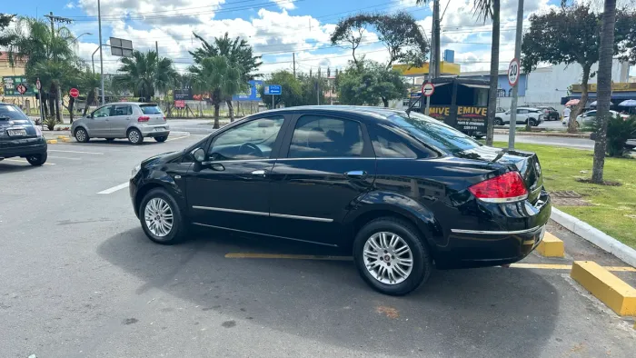 Fiat Linea Essence 1.8 Flex 16V 4P 2012