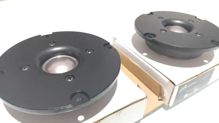 Twitter's Soft Domo, 8ohms (PAR)
