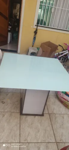 Mesa de jantar com tampa de vidro 